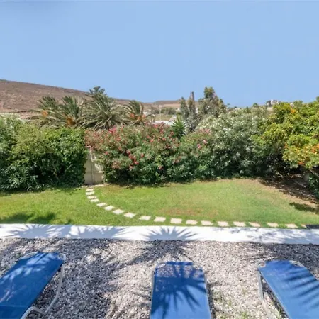 Villa Lovely 3-bedroom House In *